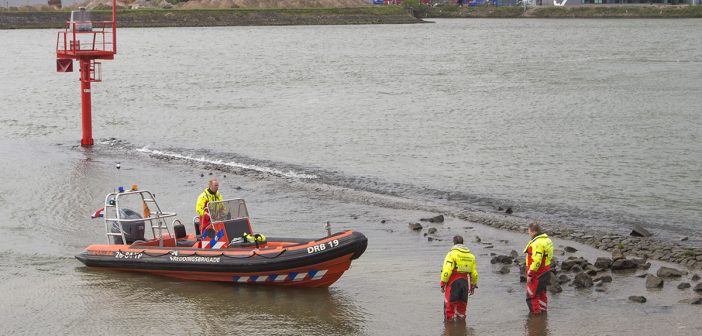 Bemanning binnenvaartschip redt drenkeling uit water Beneden-Merwede